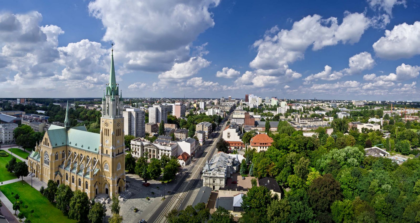 Dronowe ujęcia nieruchomości w centrum Bełchatowa.