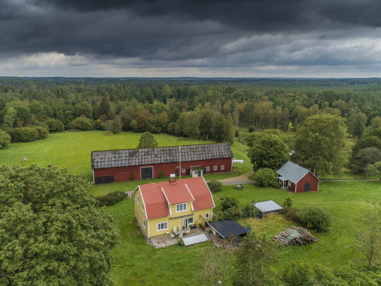 Łódź na wyciągnięcie drona - fotografia architektury przemysłowej