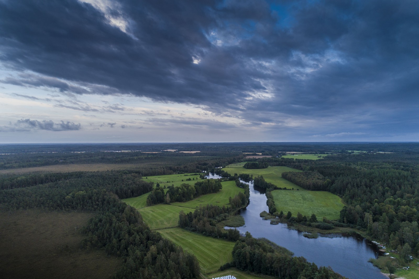 Piękne krajobrazy Łasku - fotografia dronowa