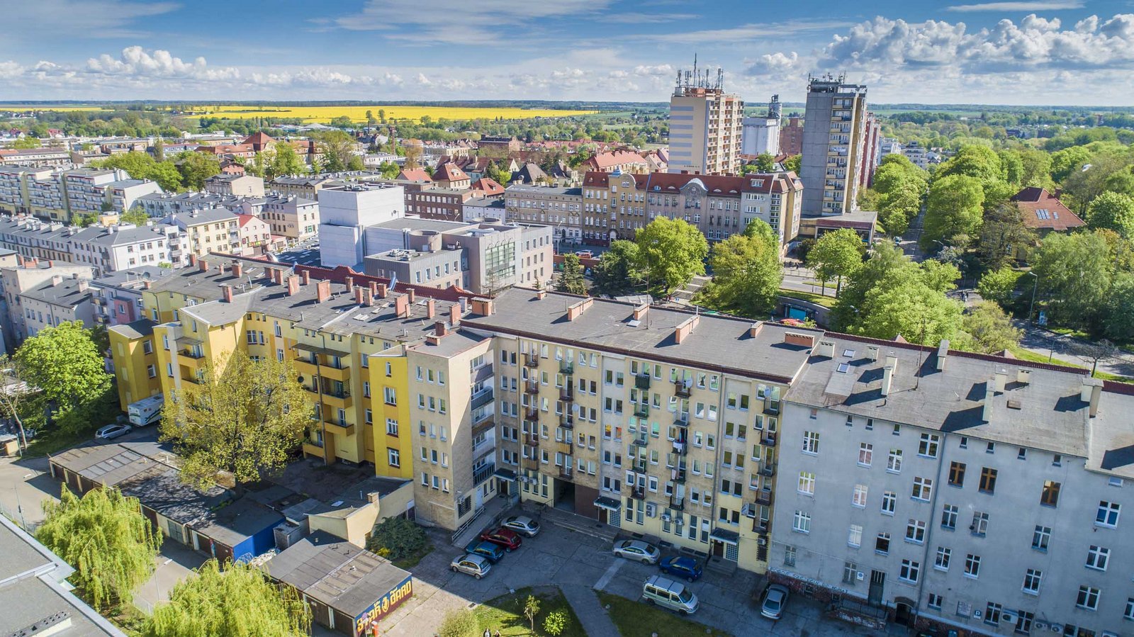 Dronowe ujęcia nieruchomości w centrum Bełchatowa.