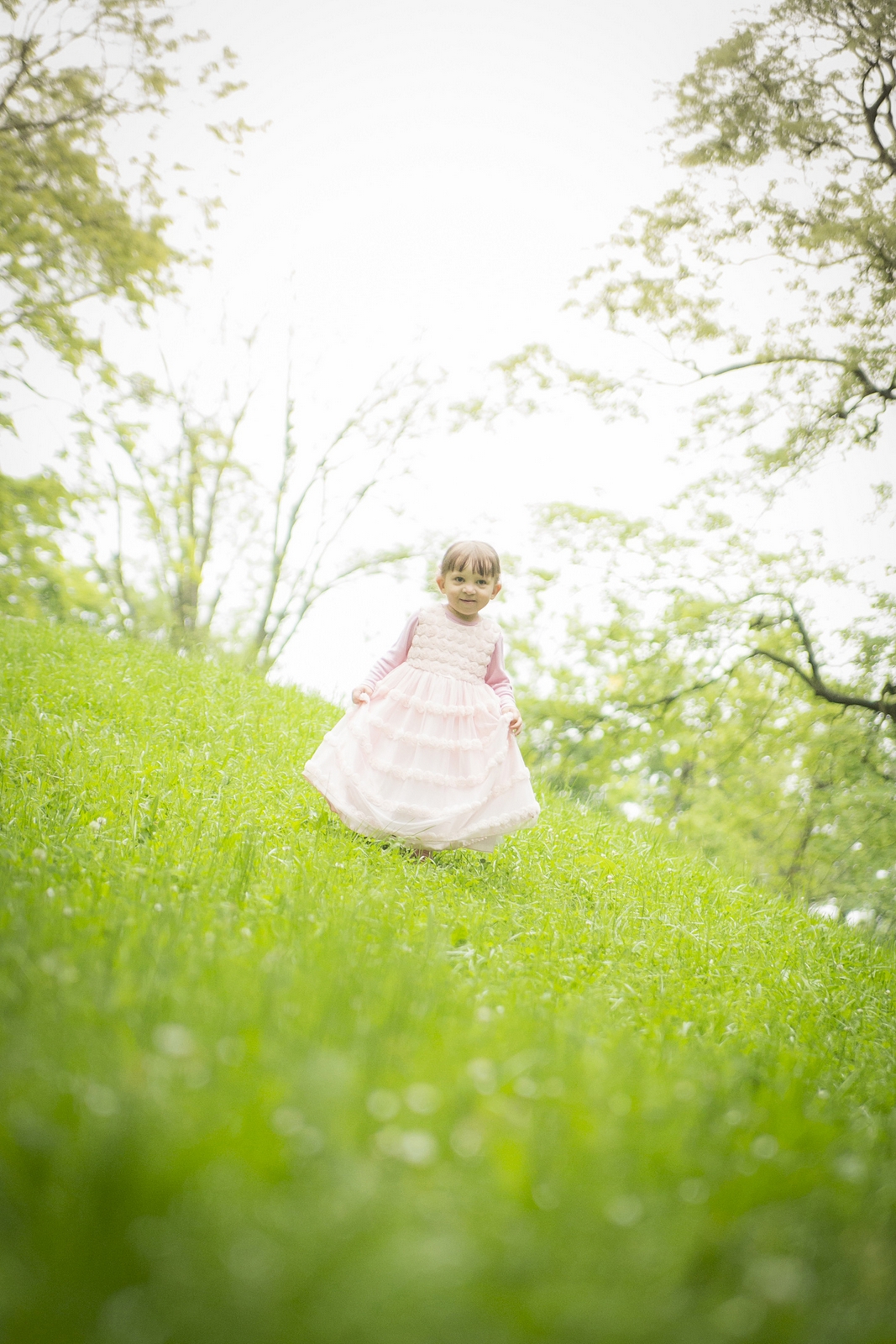 Rodzinna fotografia z dzieckiem z chrztu zrobiona w warszawskim foto studio