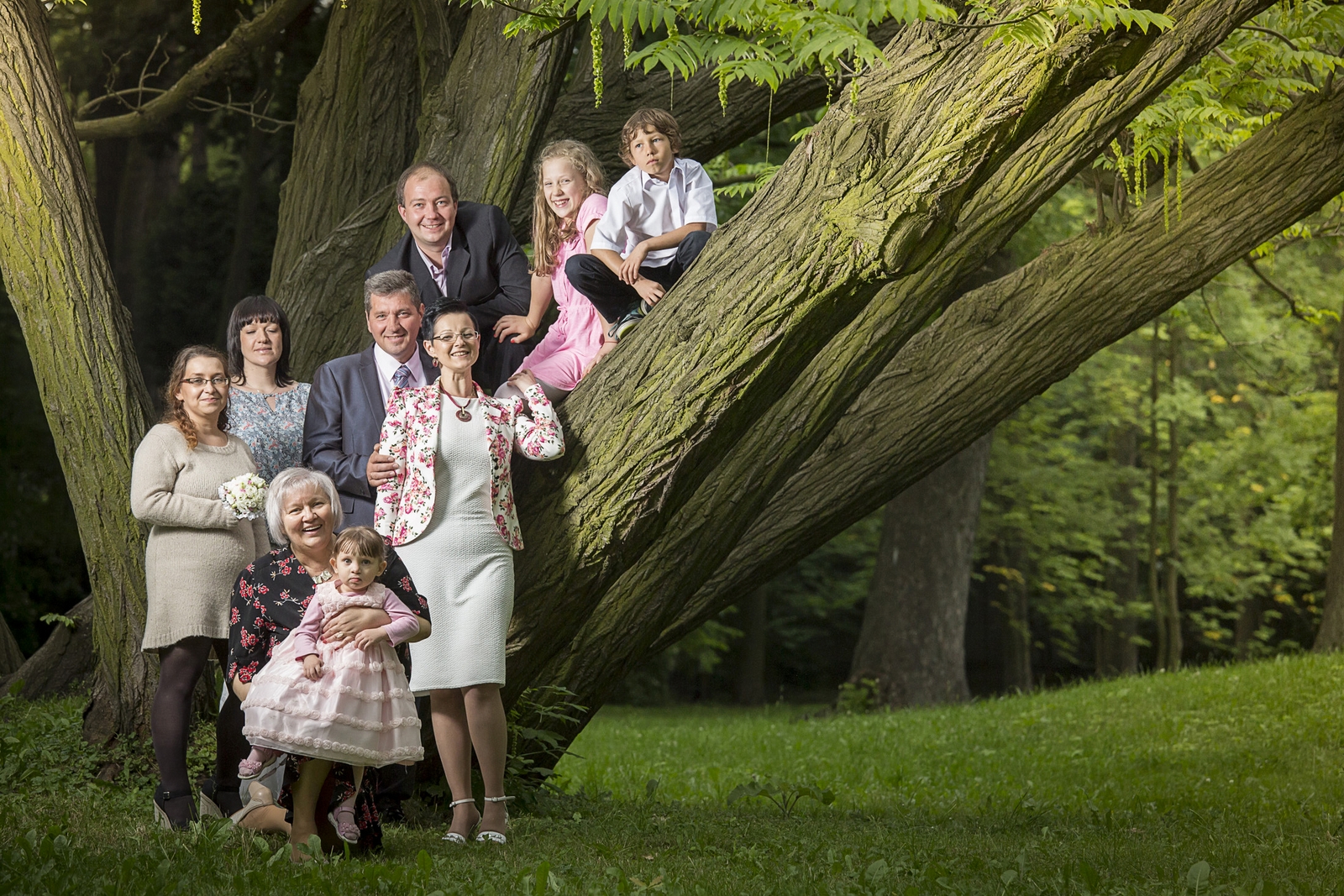 Fotografia dzieci ubranych jak do chrztu wykonana w łódzkim studio foto