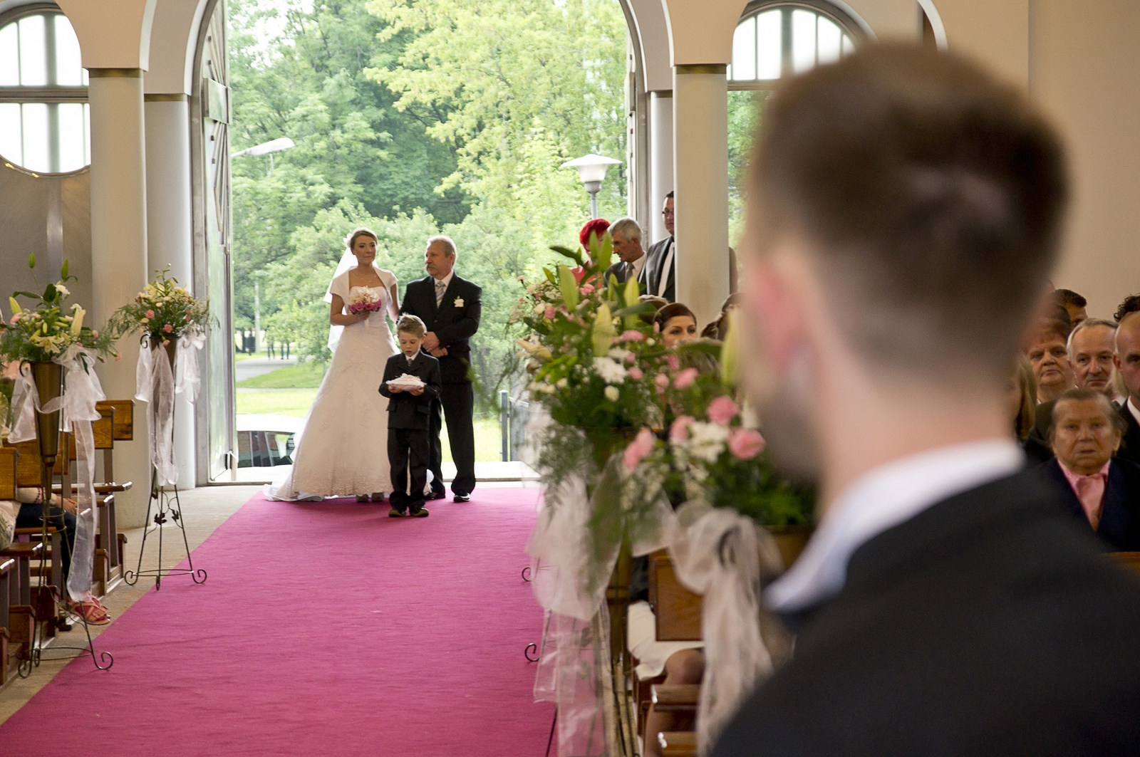 Sesja fotograficzna plenerowa wykonana zaraz po ślubie pary młodej w łódzkim