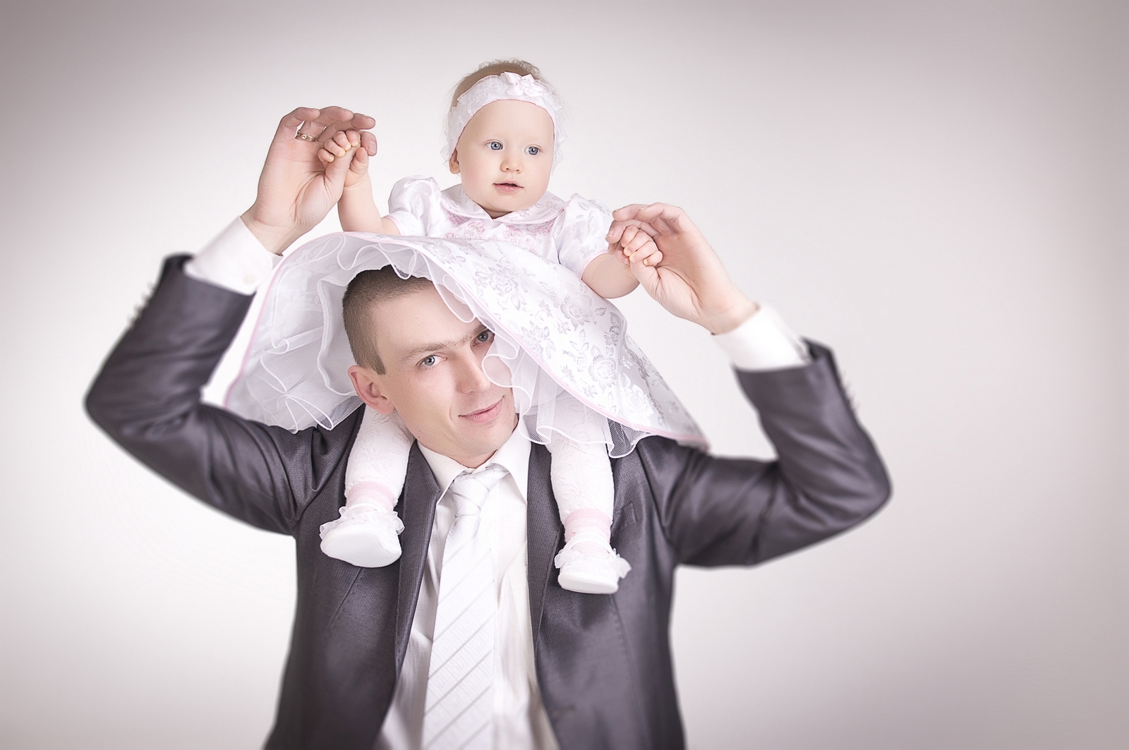 Profesjonalne studio fotografii artystycznej wykonało zdjęcia rodzinne w trakcie sesji plenerowej z chrztu