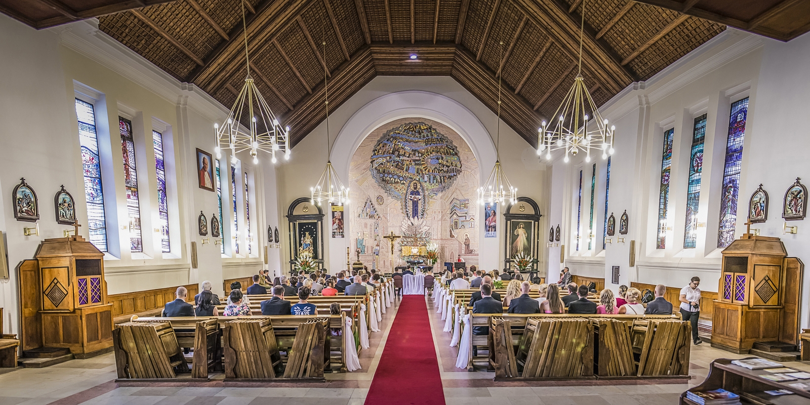 Fotografia ślubna artystyczna pary młodej przed ołtarzem w warszawskim kościele