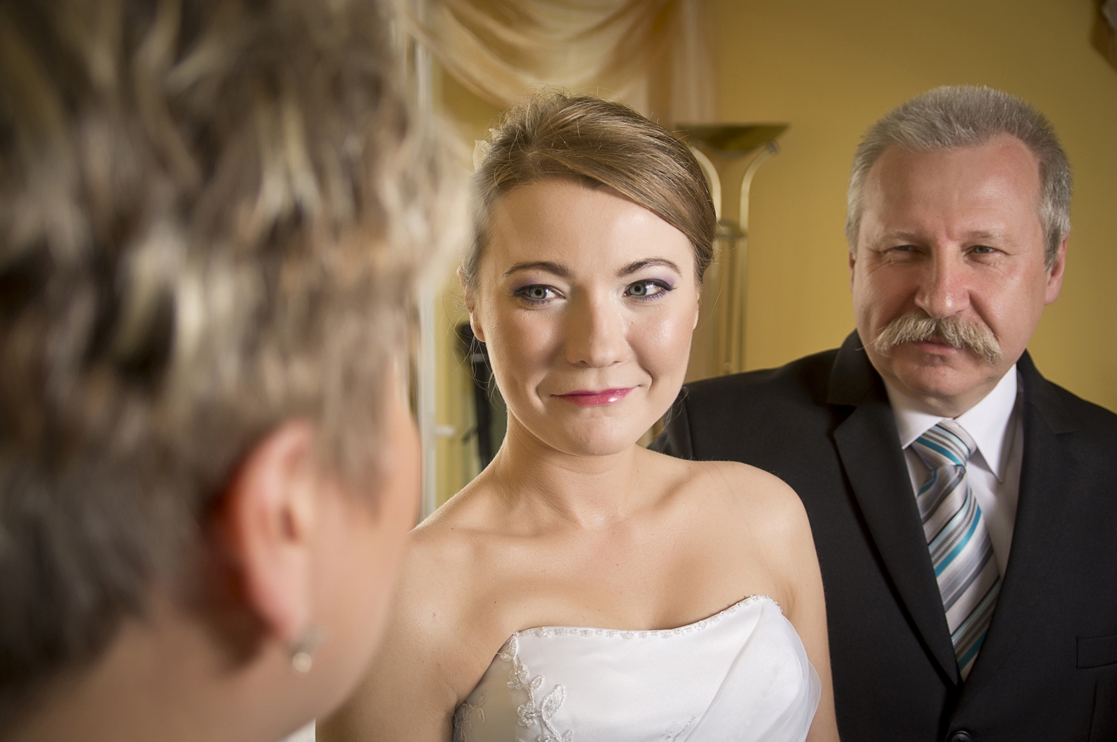 Warszawskie studio fotografii w urzędzie stanu cywilnego robi zdjęcia pannie młodej w trakcie ślubu