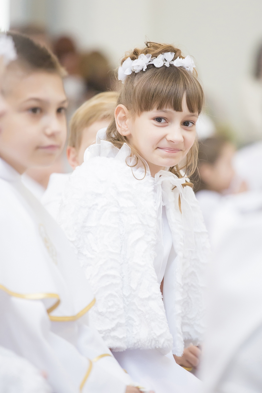 Łódzki fotograf wykonuje artystyczne zdjęcia komunijnym dziewczynkom w sukni komunijnej