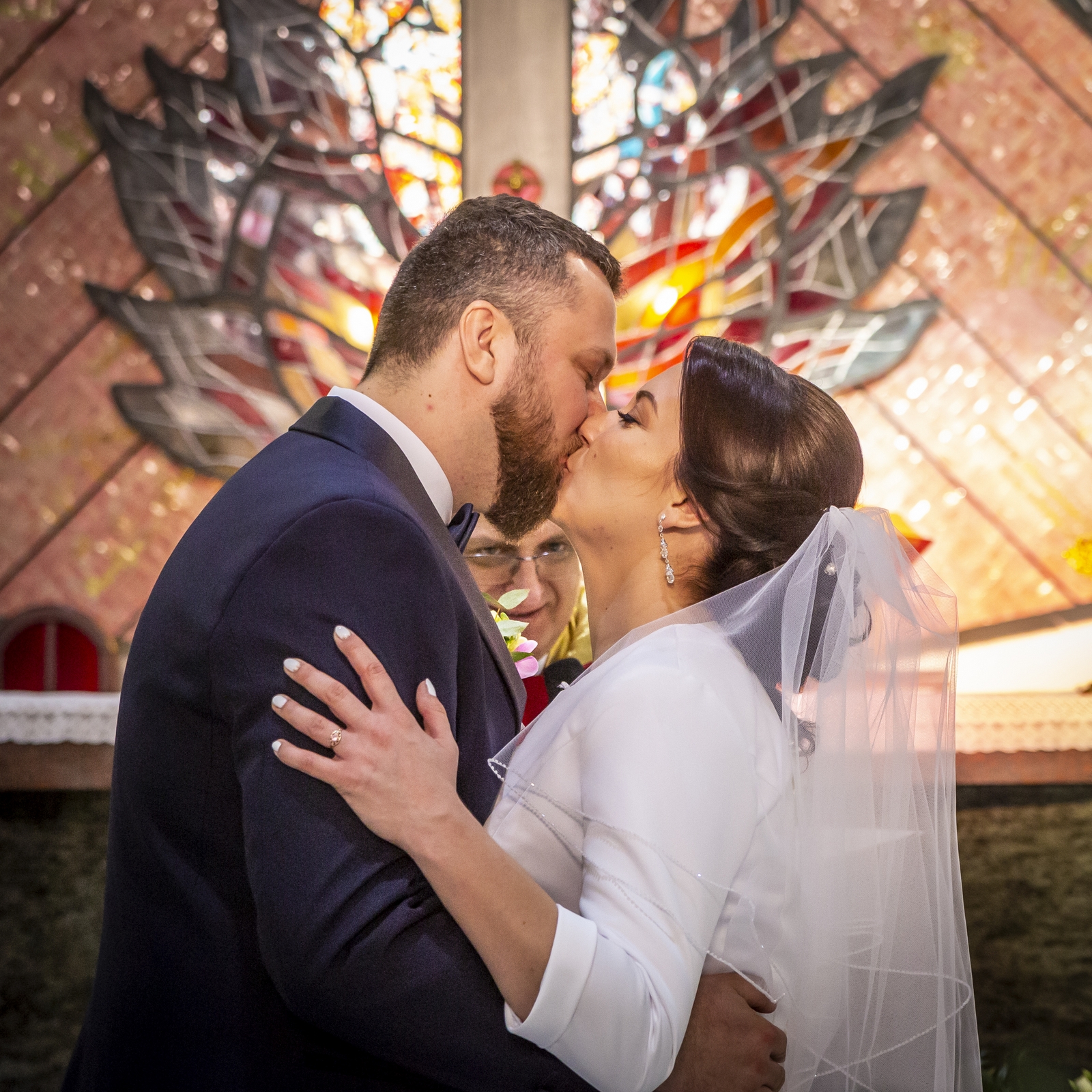 Warszawski ślub kościelny udzielany przez księdza na artystycznych zdjęciach ślubnych