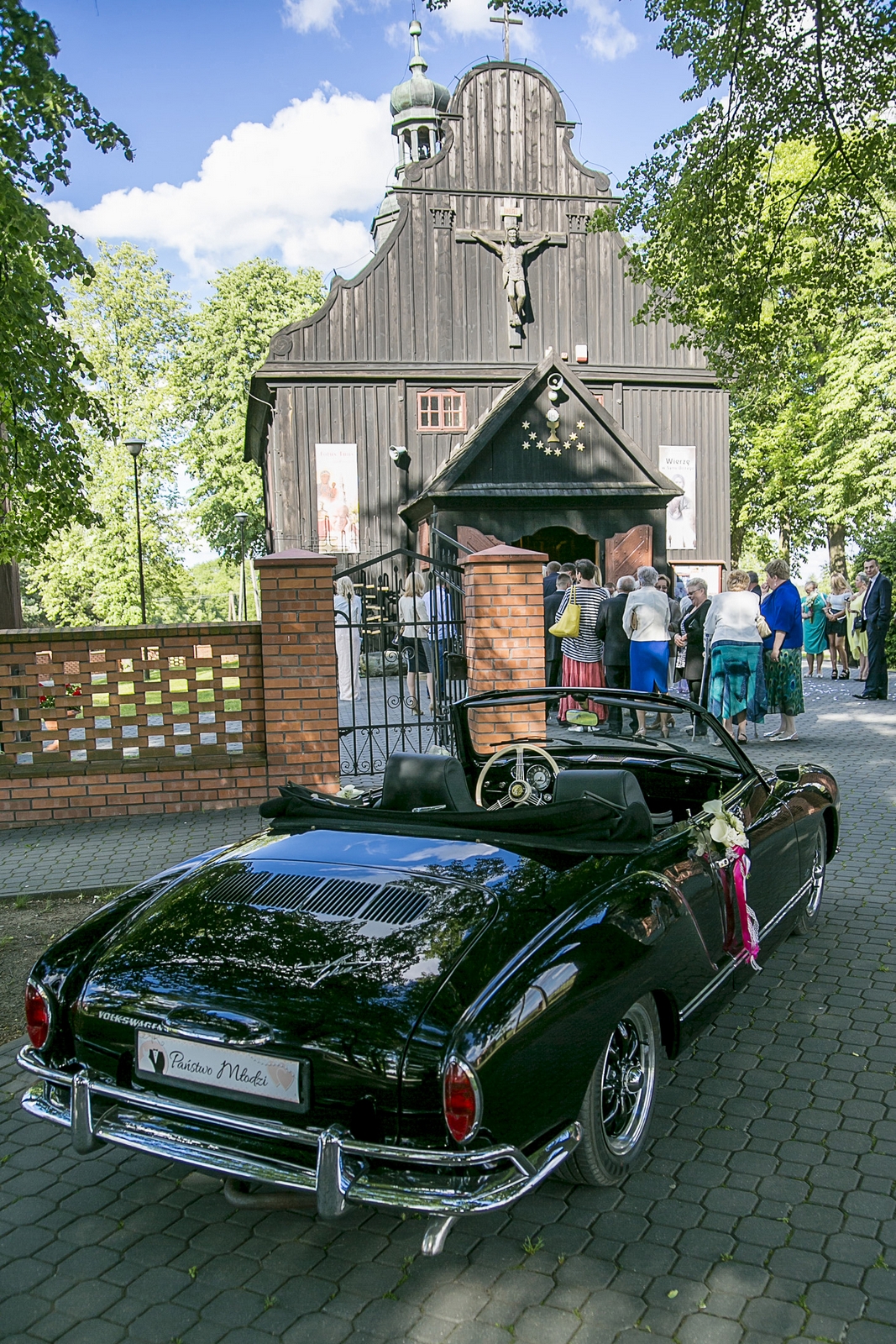 Obrączki ślubne na artystycznym zdjęciu fotografa ślubnego z  łódzkiego kościoła.