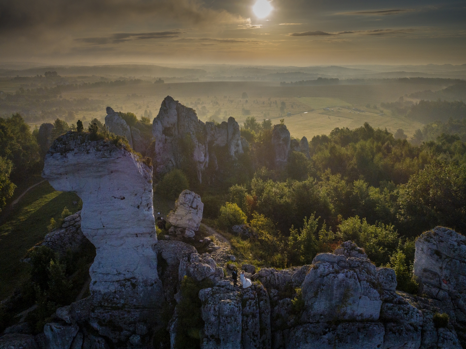 Przygotowania Pana Młodego do ślubu uwiecznione na zdjęciach ślubnych łódzkiego fotografa.