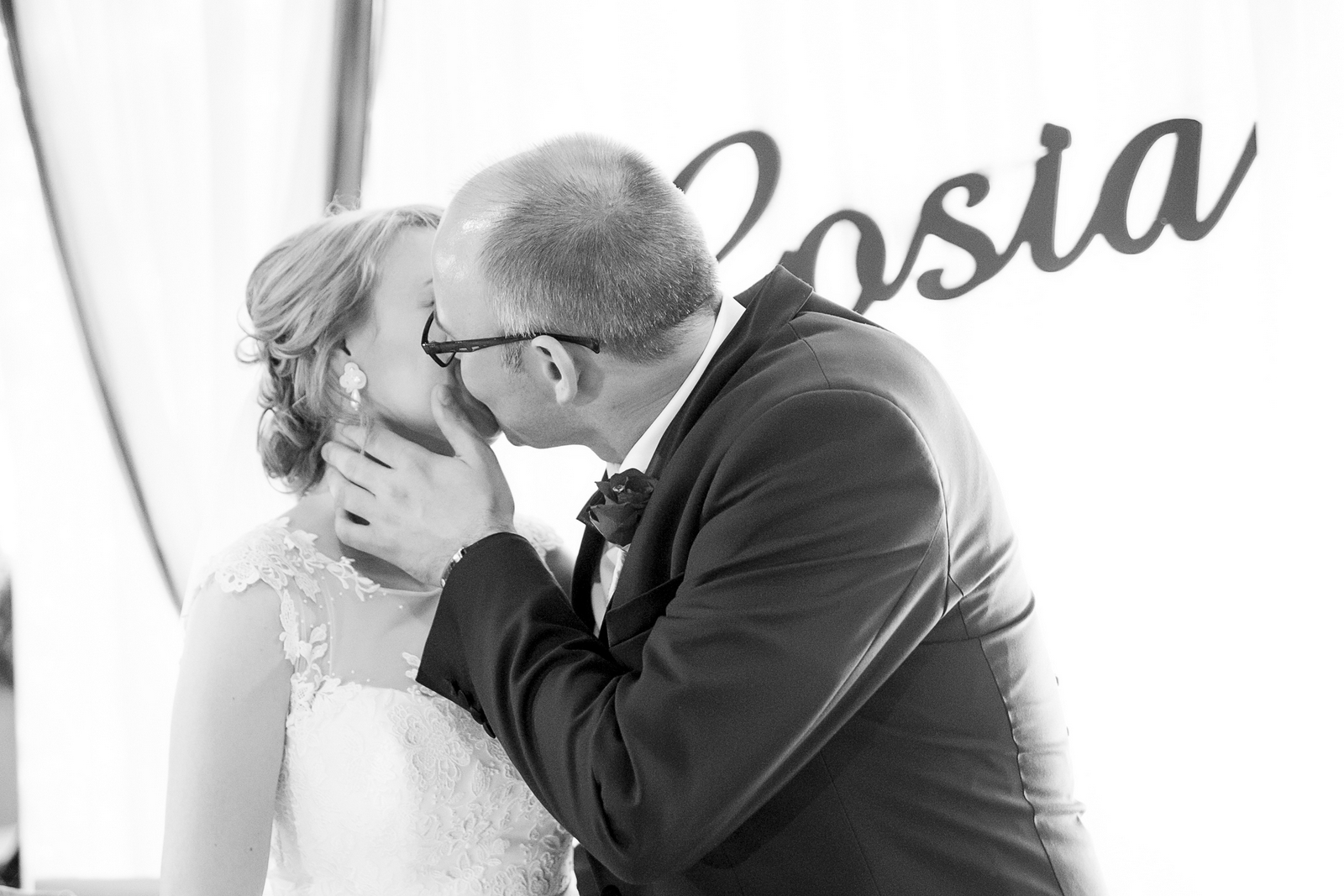 Zdjęcia profesjonalnego fotografa ślubnego zrobione podczas wesela parze młodej