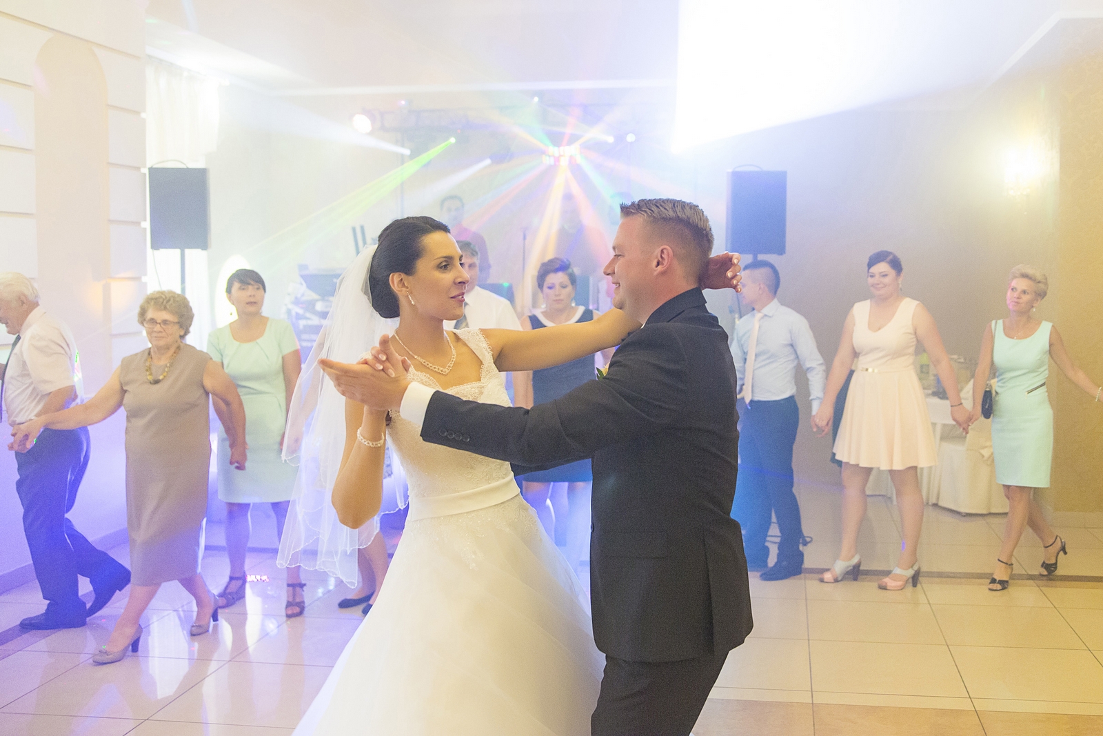 Fotograf ślubny wykona zdjęcia plenerowe lub zdjęcia na weselu na zlecenie pary młodej
