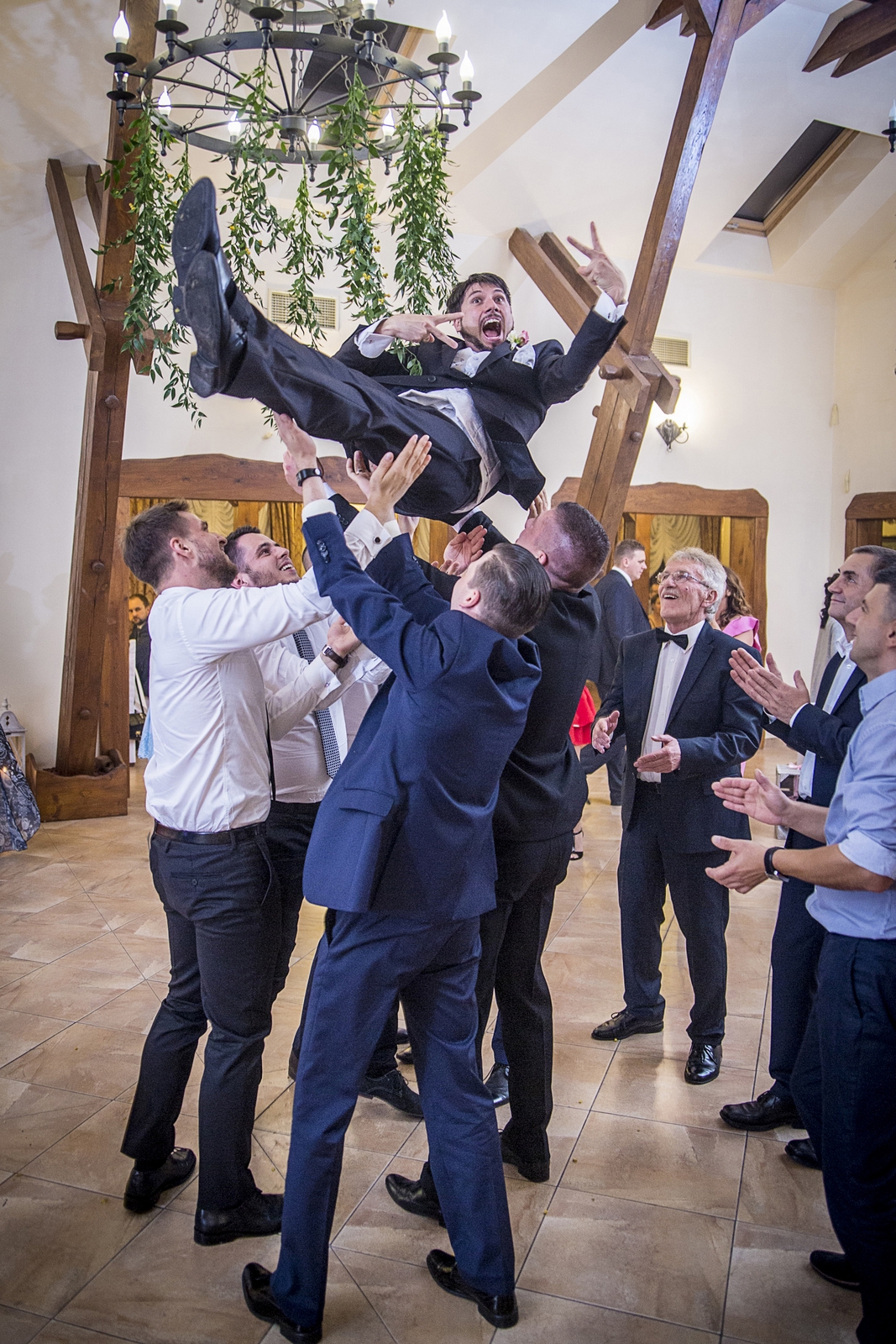 Warszawski fotograf śłubny wykonuje sesjie zdjęciową na weselu w trakcie zabawy