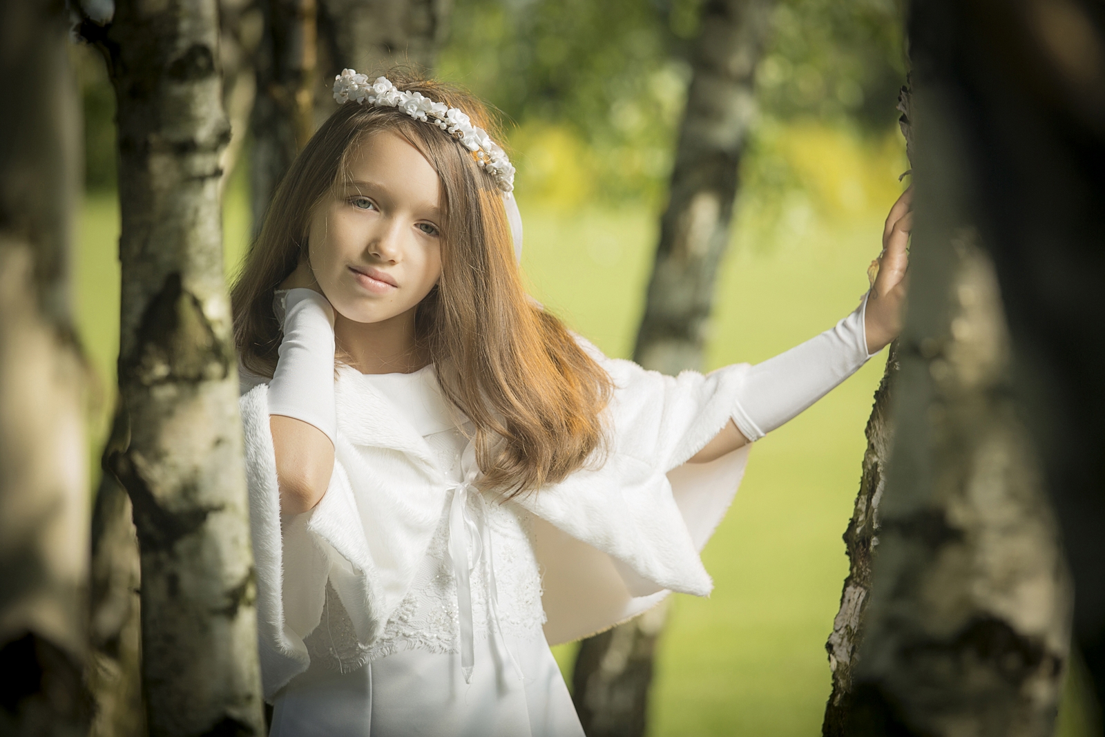 Profesjonalne studio fotografii w Łodzi wykona zdjęcia komunijne w kościele a później plenerową sesję zdjęciową 