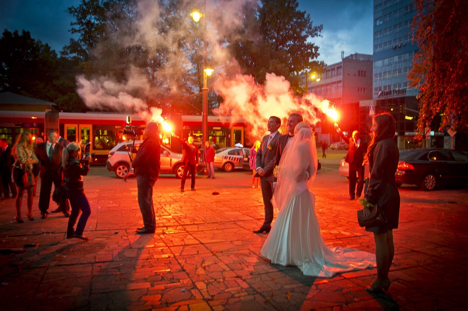 Fotografia Ślubna - race odpalone pod kościołem