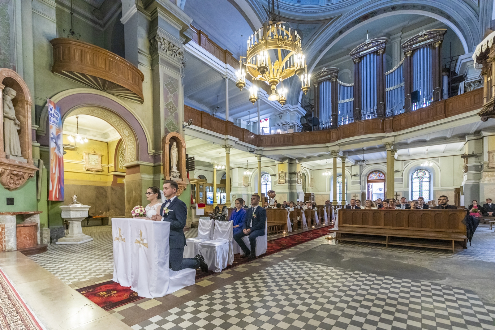 Fotograf ślubny i zdjęcia na ślubach weselu i w plenerze z panną młodą w sukni ślubnej 