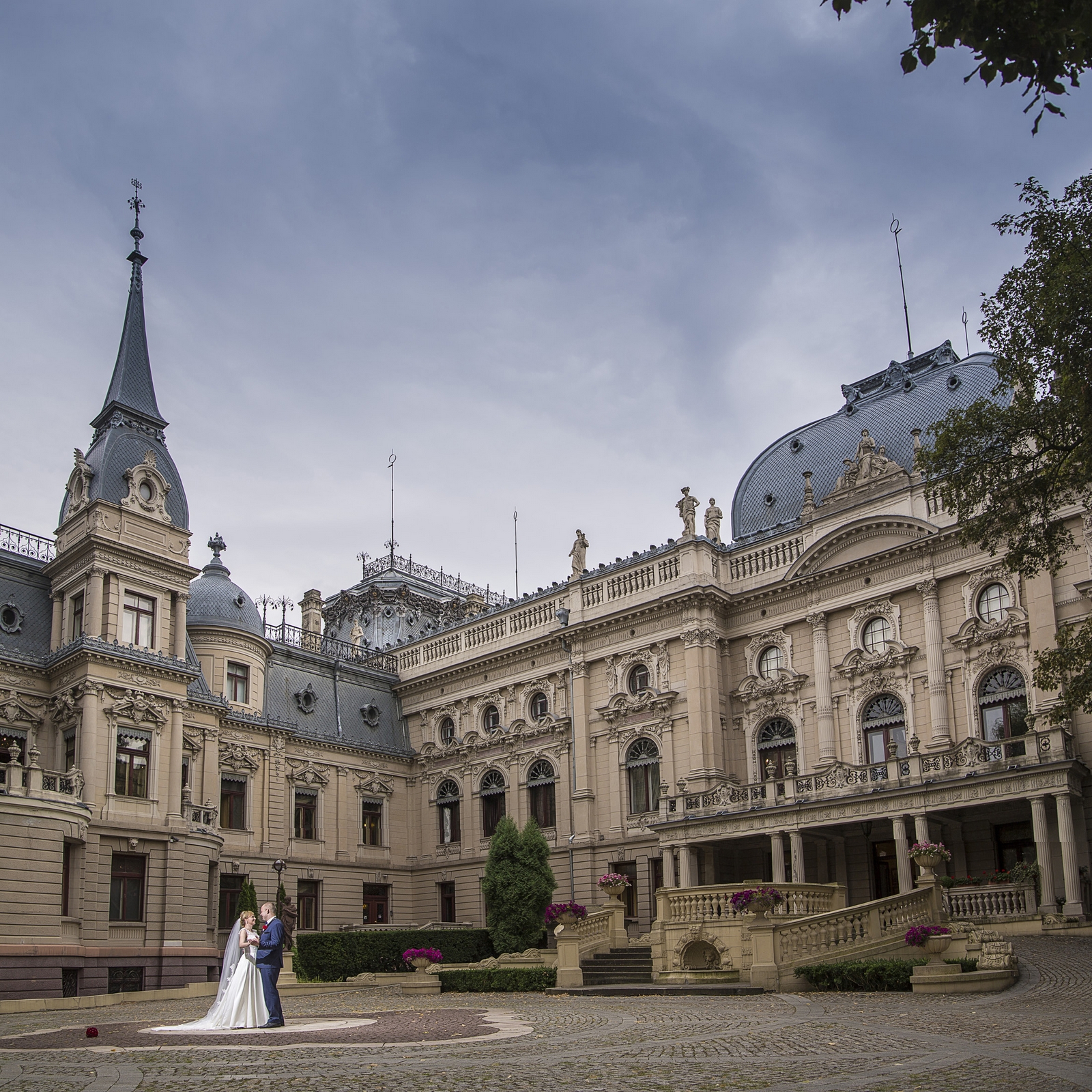 Łódzki fotograf wykonuje zdjęcia ślubna na których jest błogosławieństwo Pary Młodej.