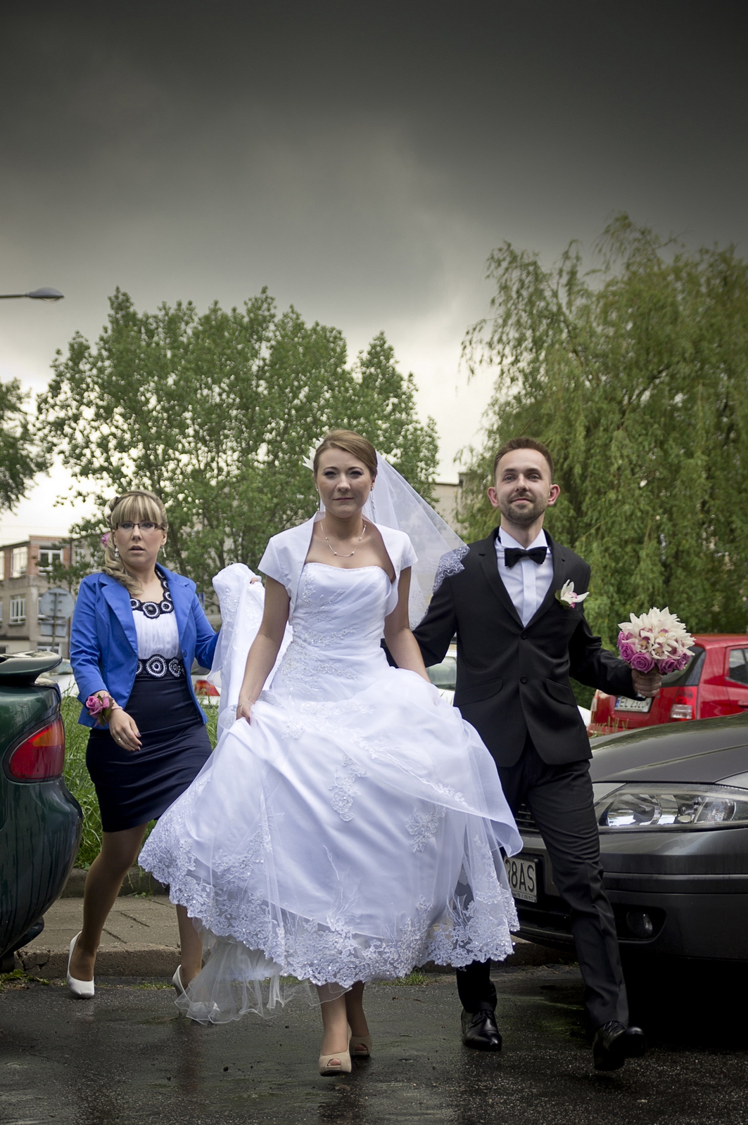 Zdjęcie pary młodej w aucie do ślubu po zrobieniu zdjęć na przygotowaniach do ślubu
