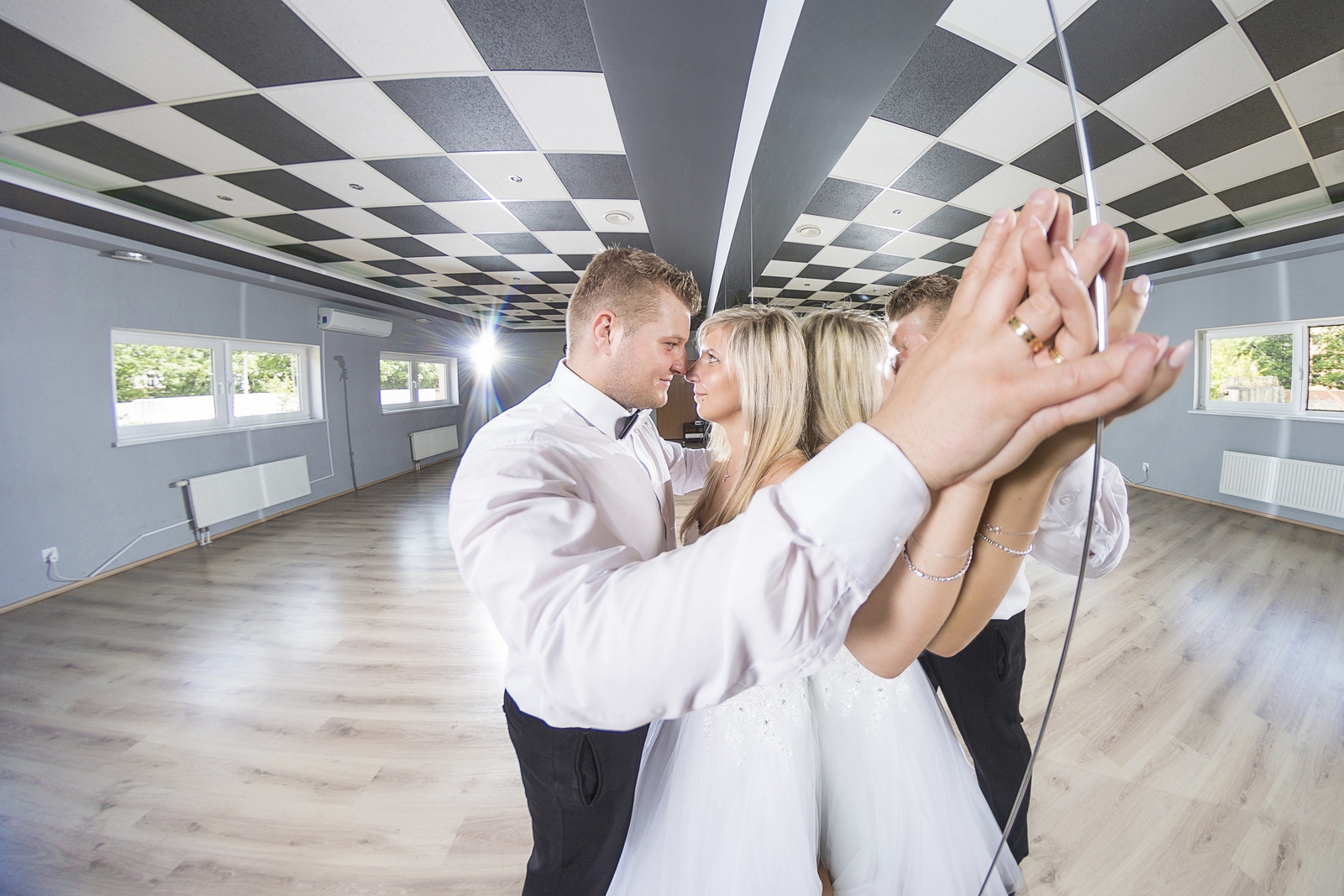 Zdjęcia ślubne z przygotowań do wesela wykona fotograf z warszawy na zlecenie Pary młodej.