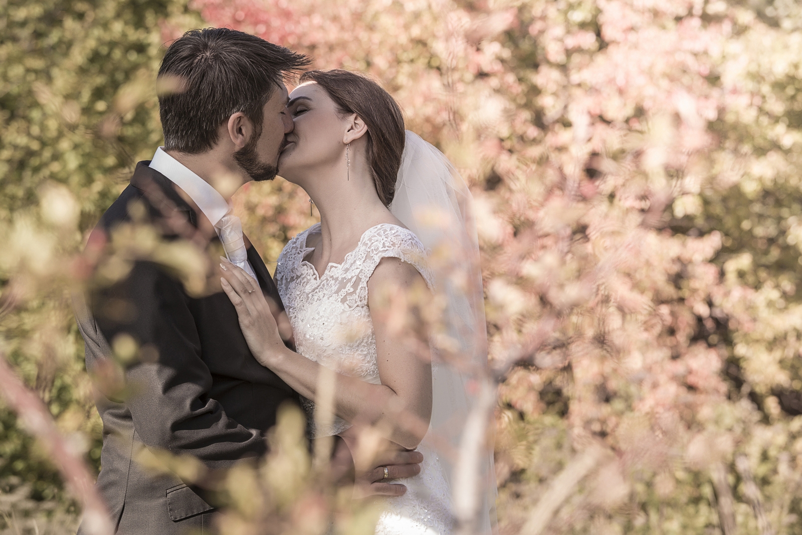 Artystyczna fotografia ślubna wykonana w trakcie przygotowań Pary Młodej do ślubu