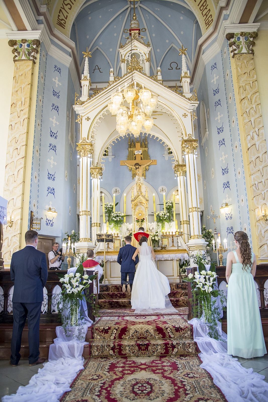 Foto relacja ze ślubu w łodzi  gdzie pan młody zakłada obrączkę pannie młodej