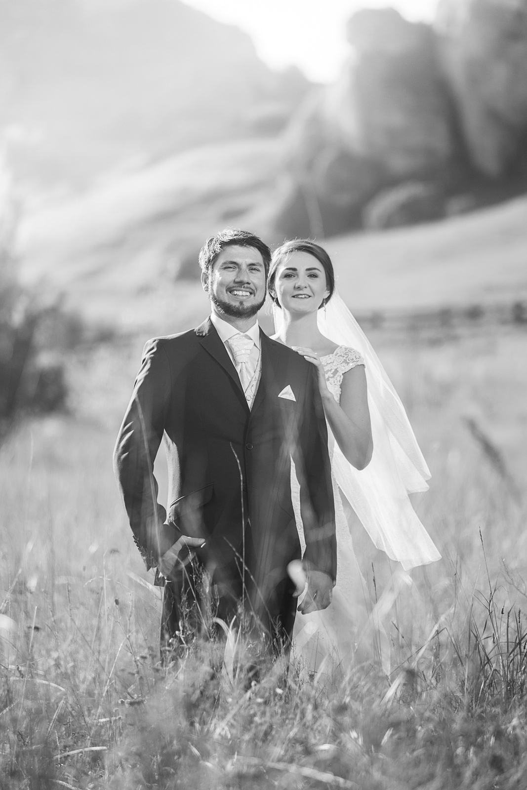 Para Młoda wynajęła fotografa ślubnego na zdjęcia plenerowe po weselu.