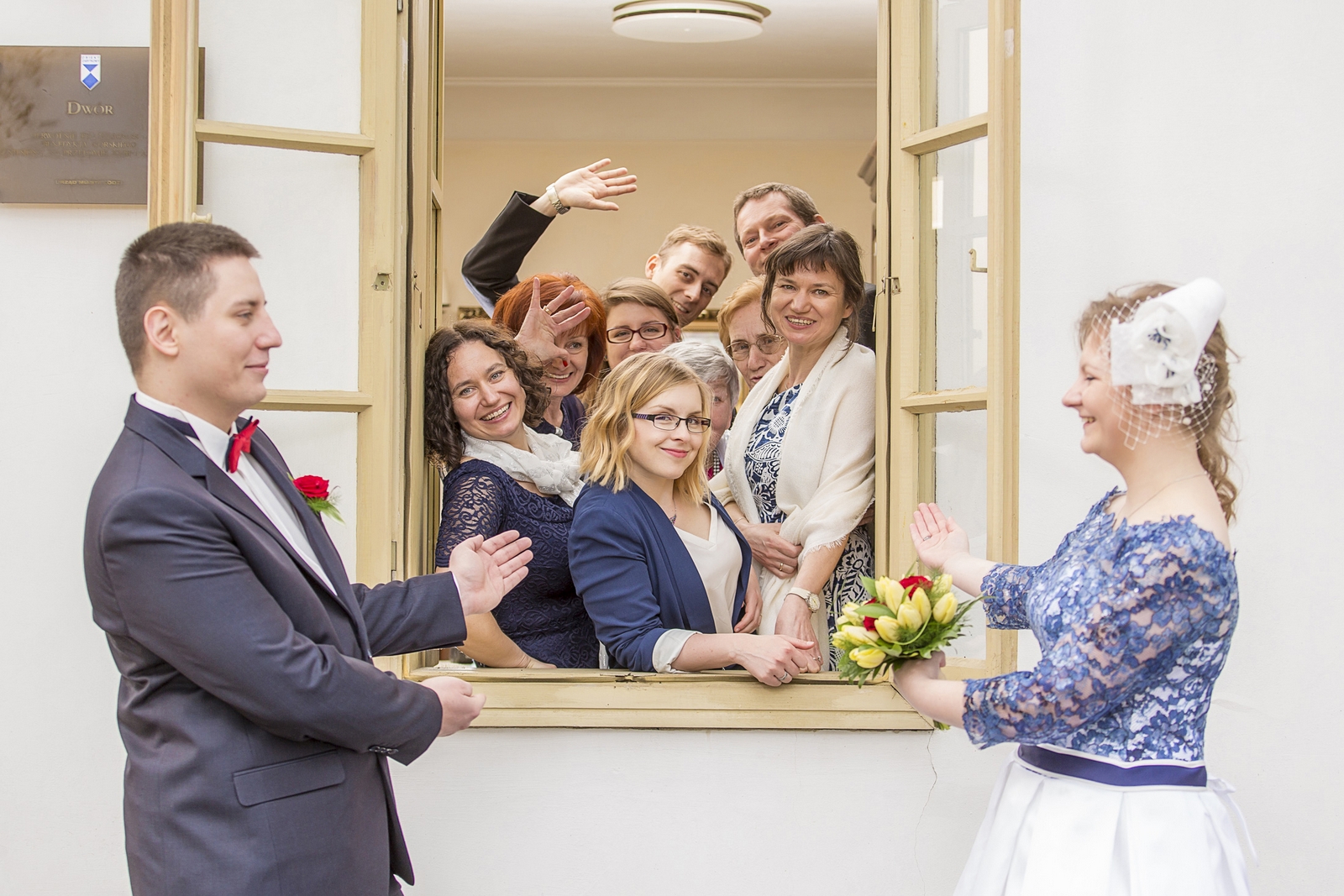 Para młoda w trakcie wesela pozuje do profesjonalnych zdjęć ślubnych w łódzkiej Sali weselnej 