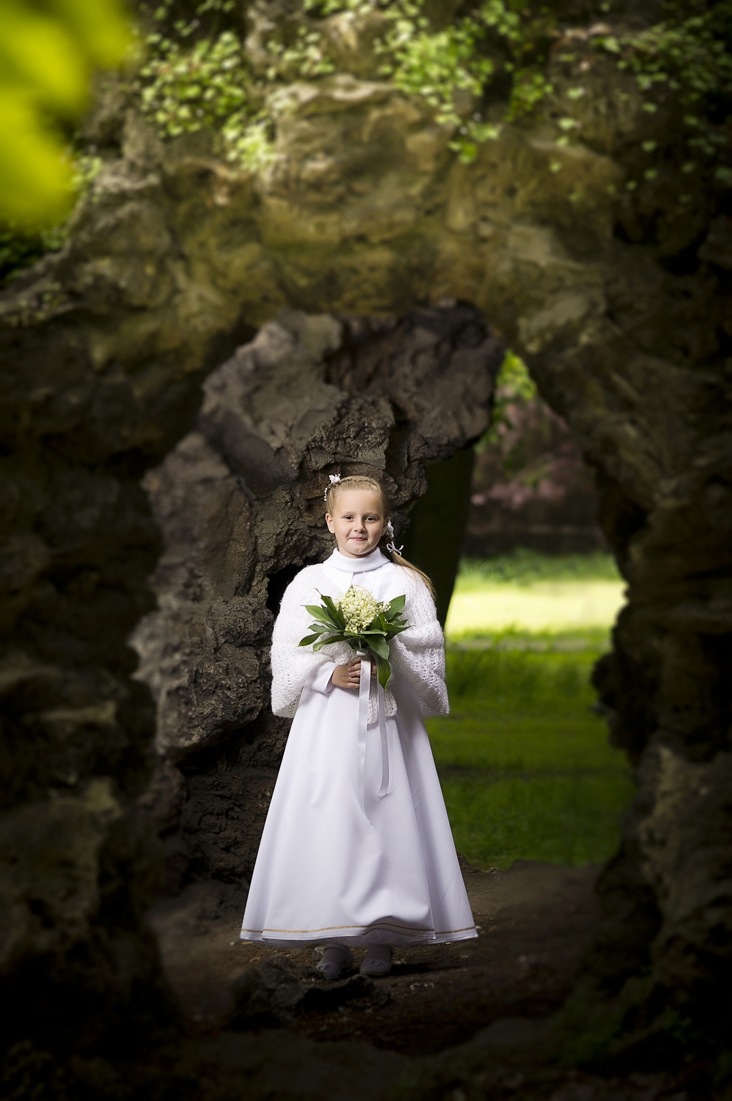 Rodzina pozująca na komunijnej sesji fotograficznej dla Łódzkiego studio fotograficznego