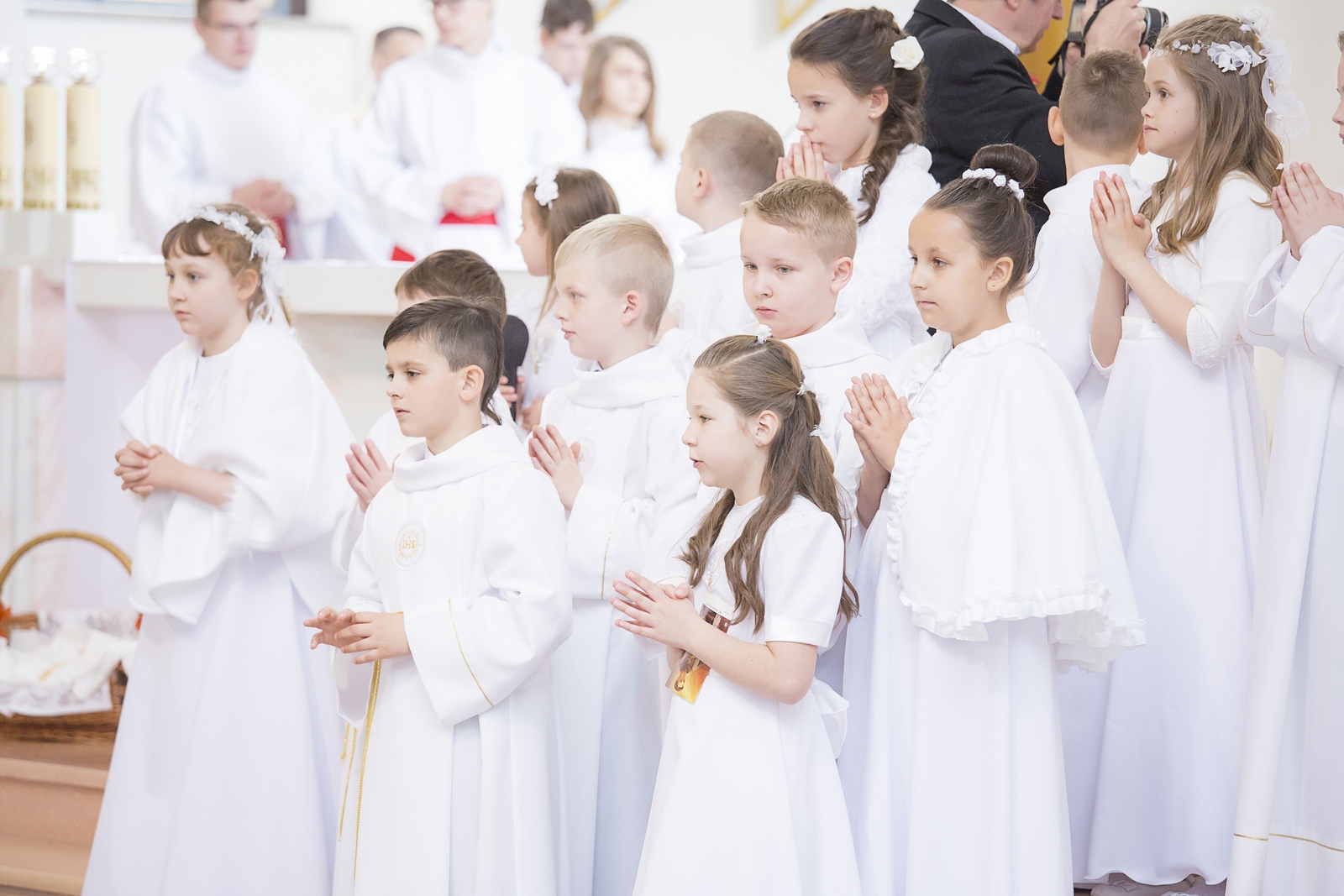 Szukając fotografa na komunie trafisz na profesjonalne zdjęcia rodzinne z Łodzi