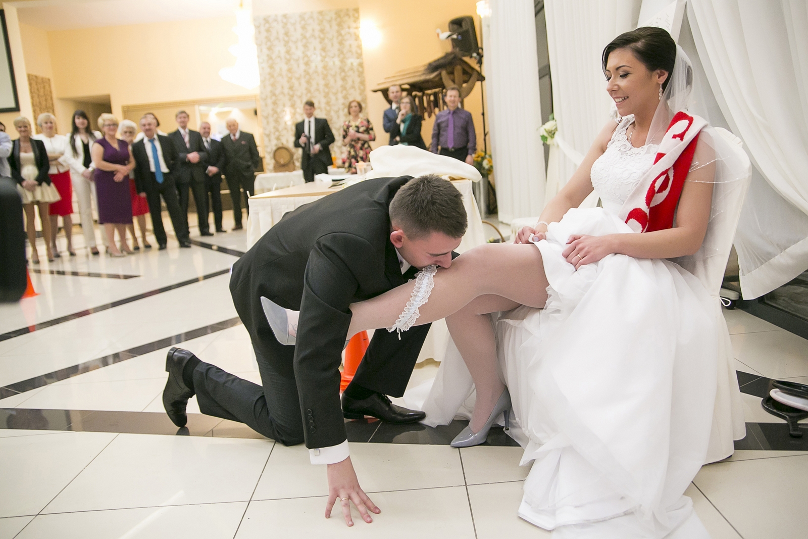 Zdjęcia wodzireja i gości weselnych są robione po ślubie cywilnym na Sali weselnej w Łodzi