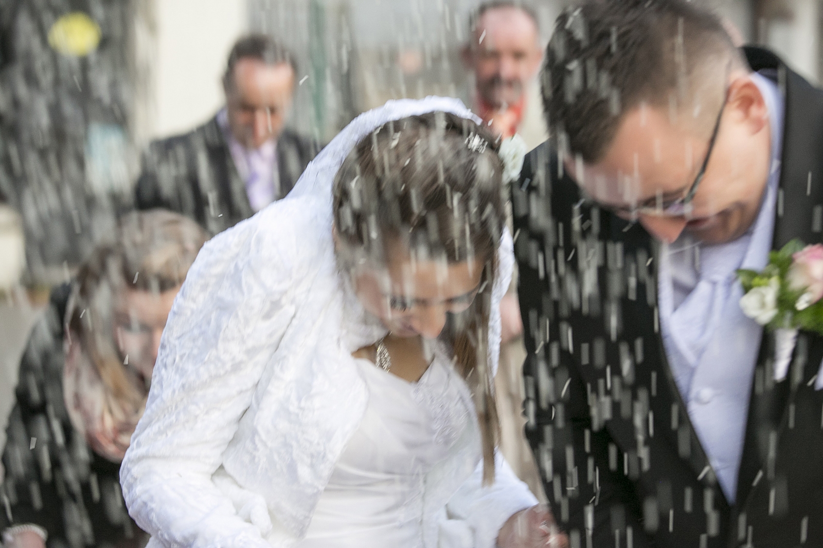 Tort weselny na artystycznym zdjęciu fotografa ślubnego w warszawie