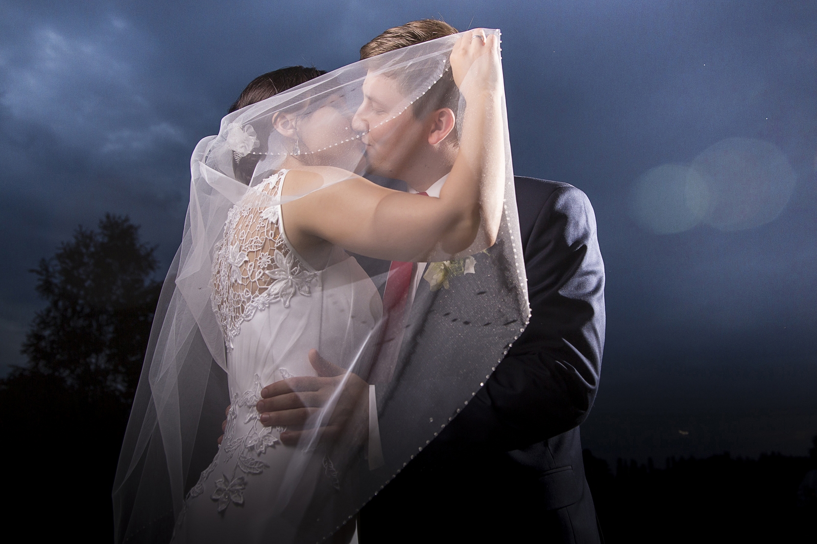 Plener fotograficzny podczas wesela - pocałunek w śwetle księżyca