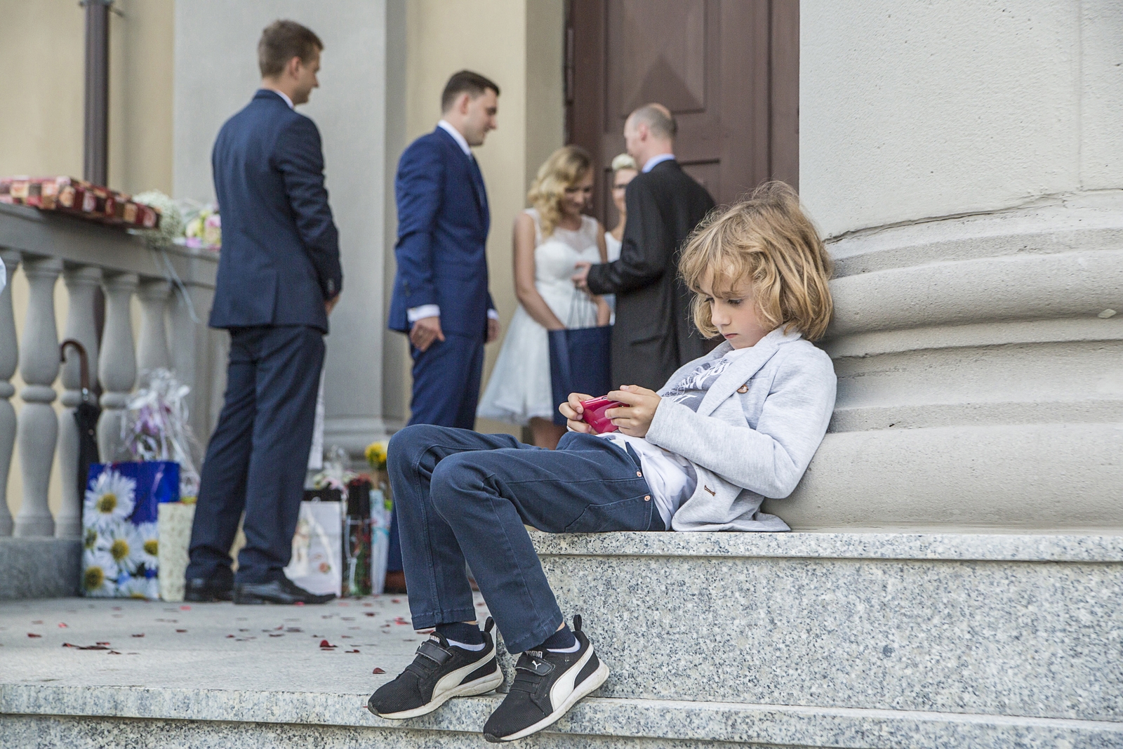 Pan młody i panna młoda na pokazie mody ślubnej w trakcie wesela fotografowanego przez profesjonalne studio fotografii