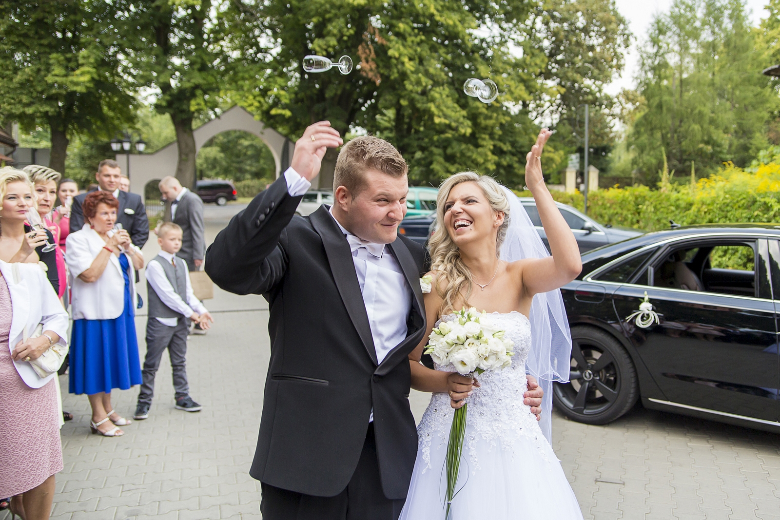 Para Młoda z Łodzi i okolic wynajęła profesjonalnego fotografa ślubnego do wykonania artystycznych zdjęć 