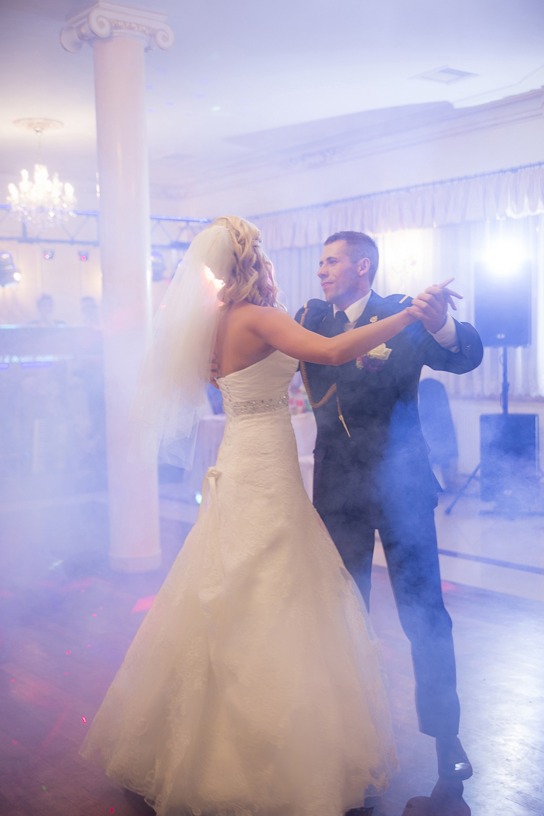 Profesjonalne studio fotografii ślubnej wykonuje reportaż z przyjęcia weselnego  po ceremonii zaślubin w warszawskim kościele