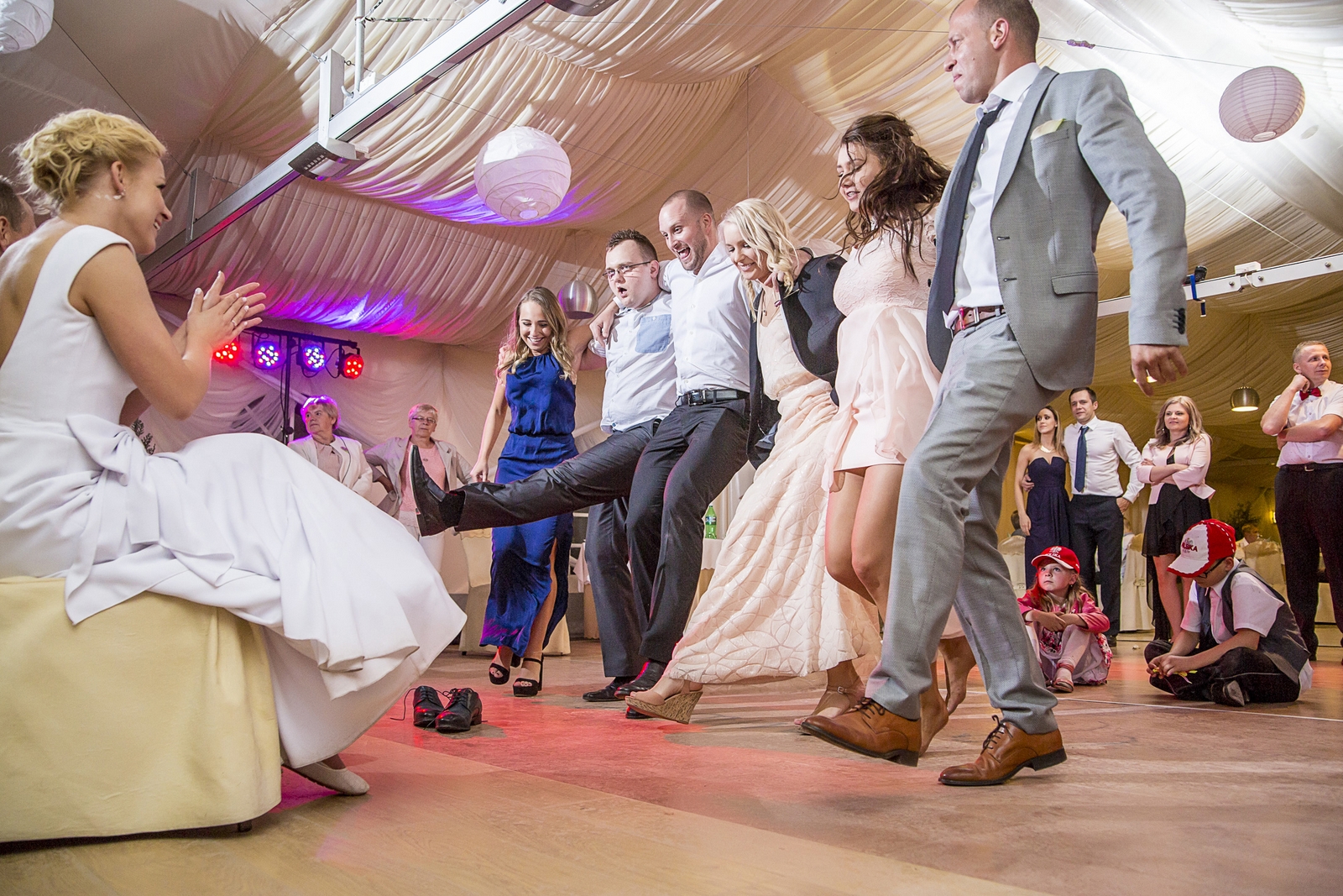Zdjęcia na weselu wykonywane są jako reportaż z zabawy gości weselnych po ceremonii zaślubin Pary Młodej 