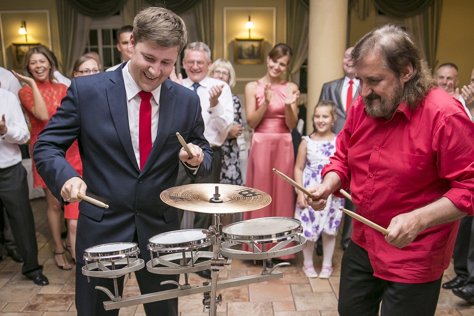 Artystyczne zdjęcia ślubne podczas ceremonii w kościele w warszawie wykonane przez fotografa z łodzi