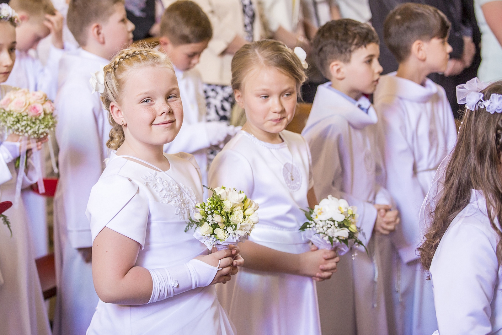 Zdjęcia noworodków zazwyczaj wykonywane są podczas sesji chrztu świętego dziecka w studio fotograficznym w łodzi